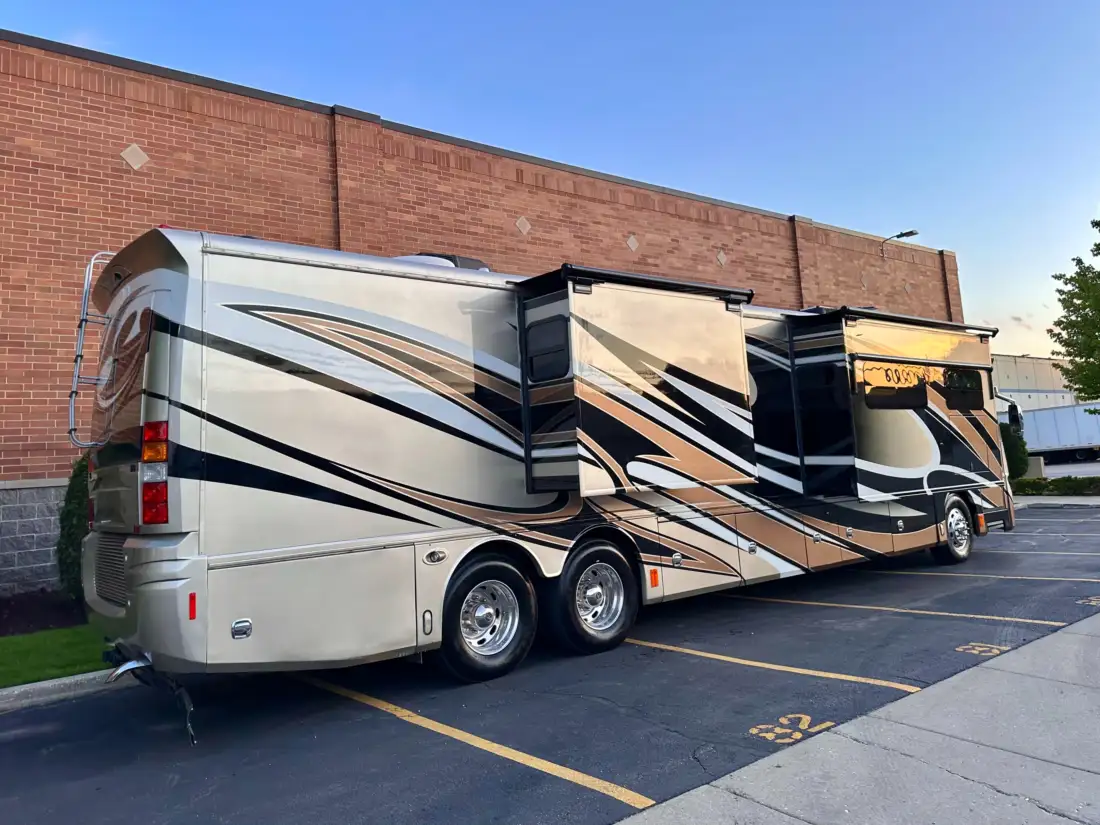 2015 Fleetwood American Revolution LE 42T Motorcoach image