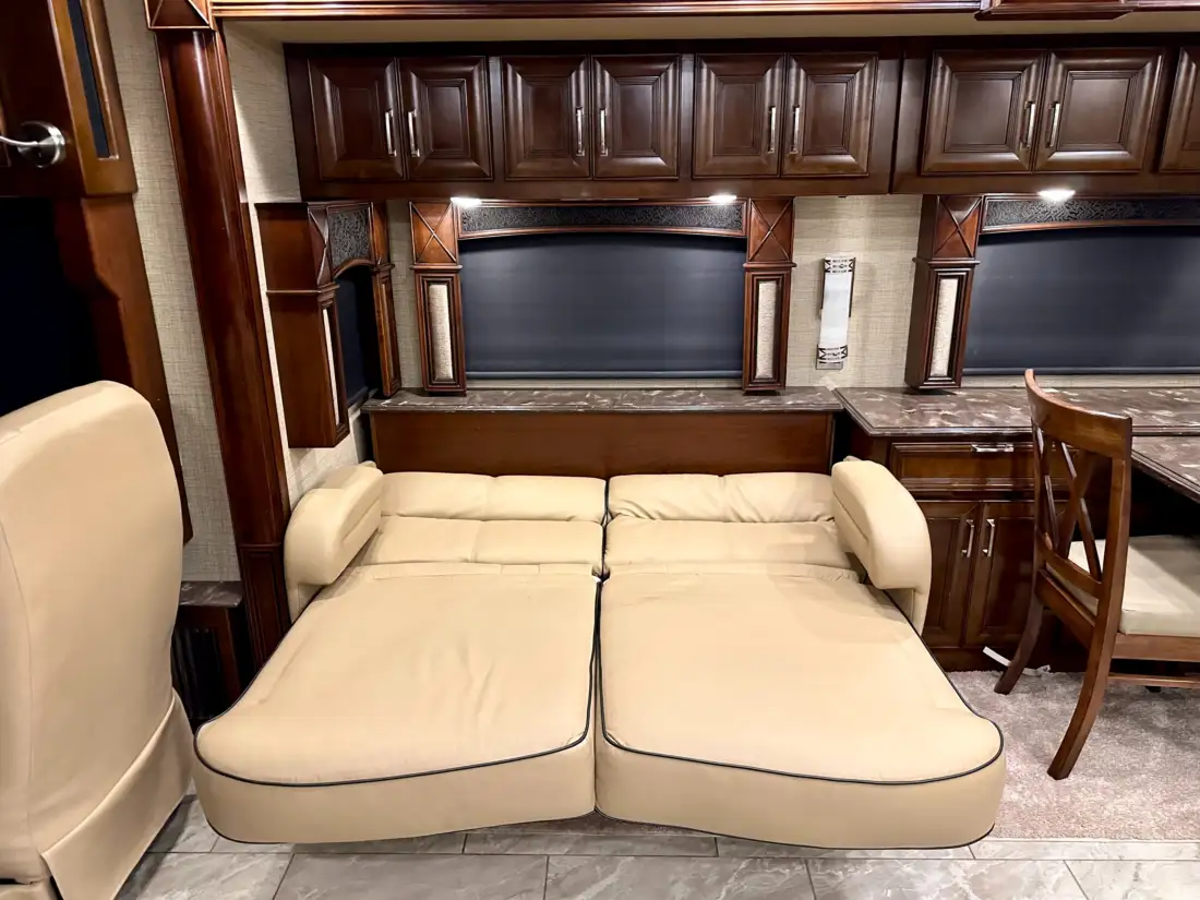 2015 Fleetwood American Revolution LE 42T Motorcoach image