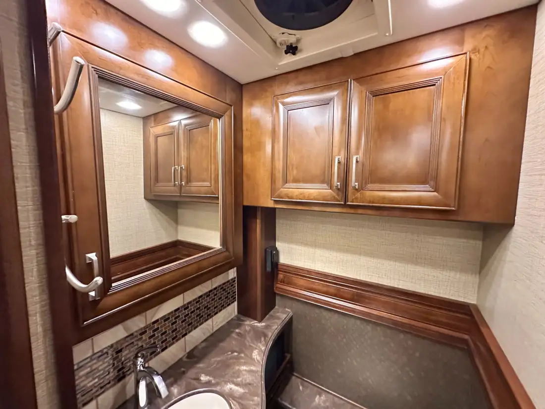 2015 Fleetwood American Revolution LE 42T Motorcoach image