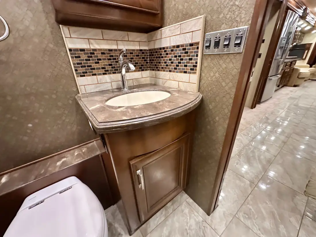 2015 Fleetwood American Revolution LE 42T Motorcoach image