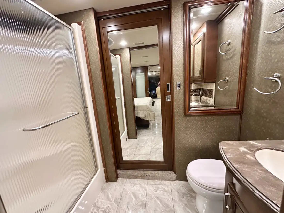 2015 Fleetwood American Revolution LE 42T Motorcoach image