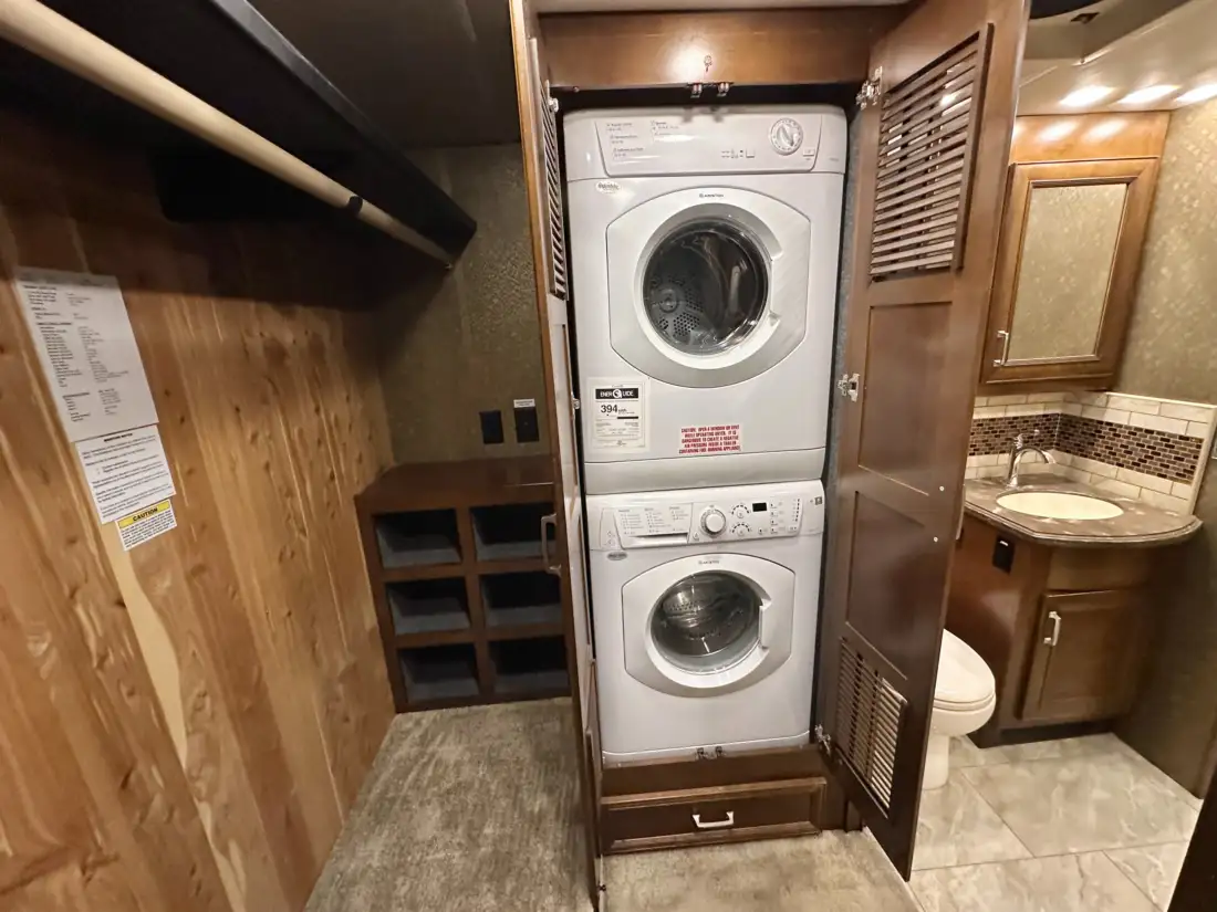 2015 Fleetwood American Revolution LE 42T Motorcoach image
